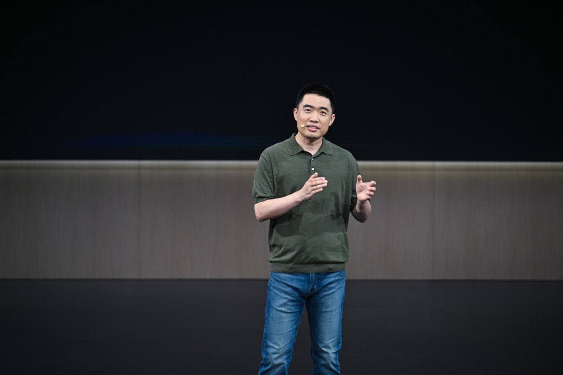 讲AI的李想，身后是一条裂谷
